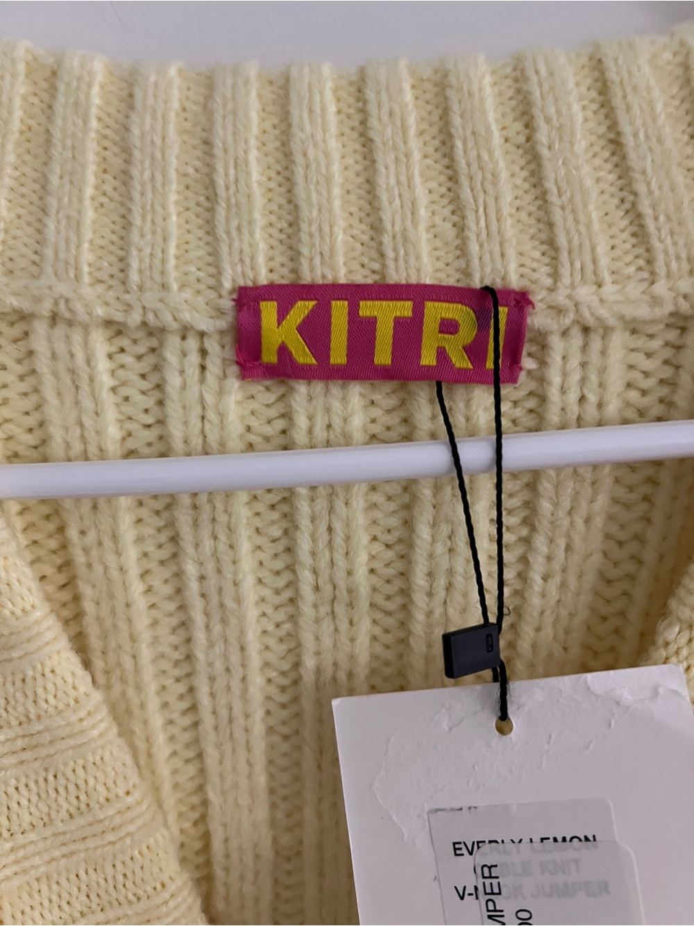 KITRI Soft Yellow Cable-Knit V-Neck Sweater - Picture 3 of 7